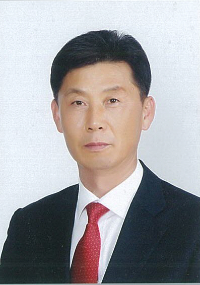輱 