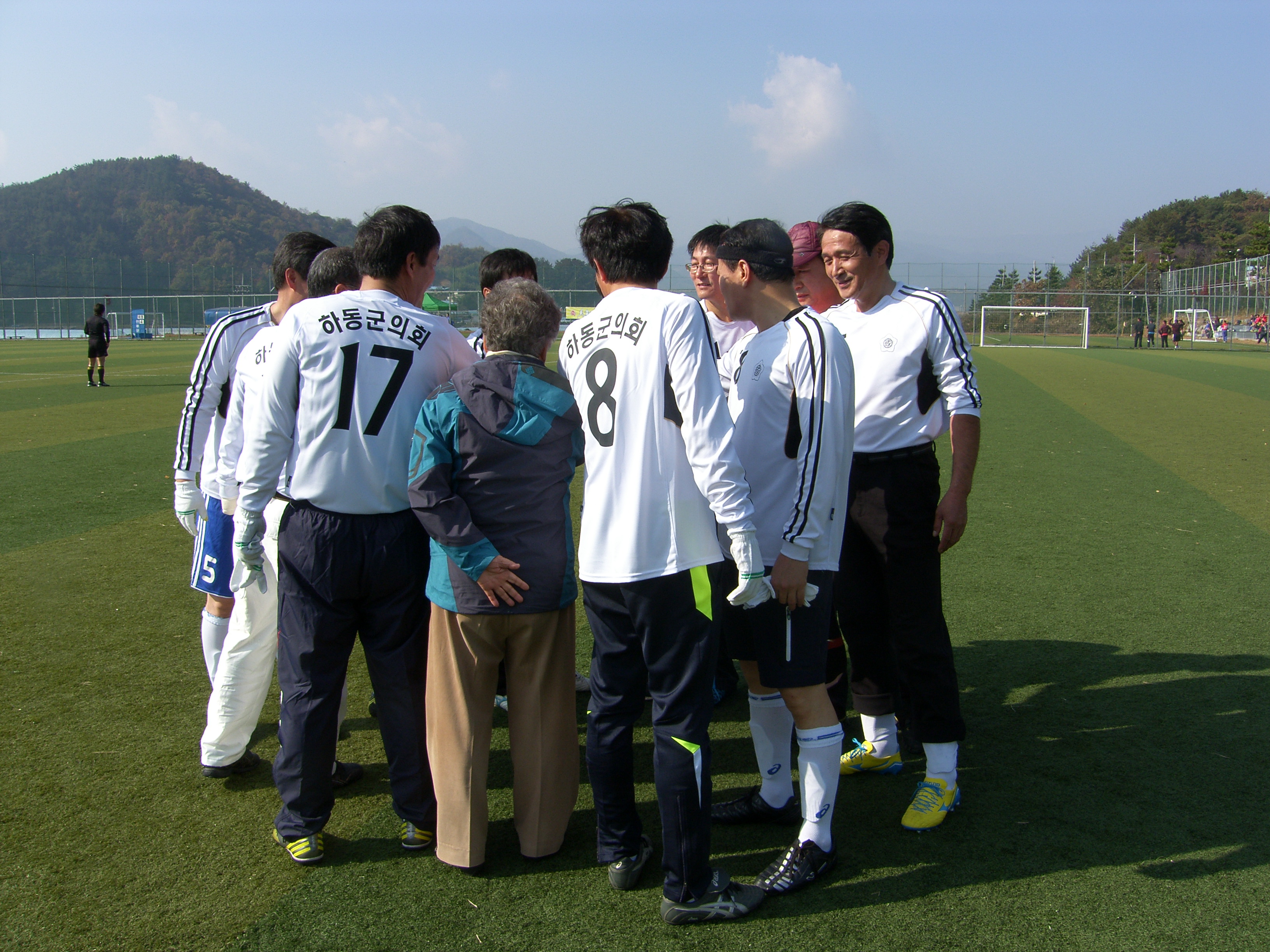'13년 협회장기 직장별 축구대회 인조구장 녹차연구소와 1차전 경기  중 작전타임 1