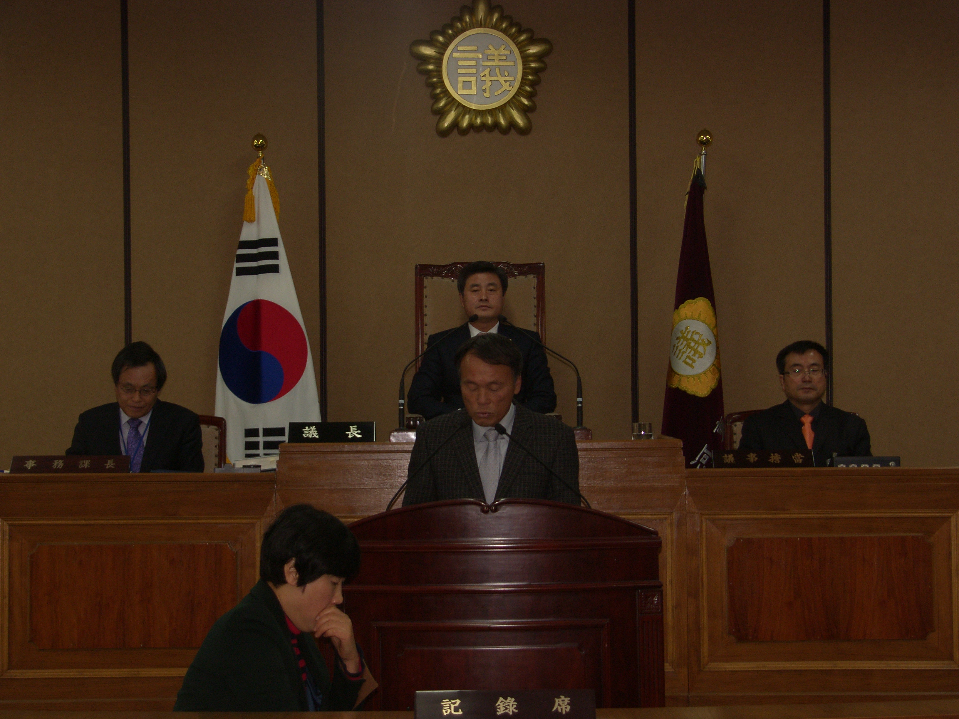 제218회(2차정례회) 2차본회의 심사보고장면(김운뢰의원) 1