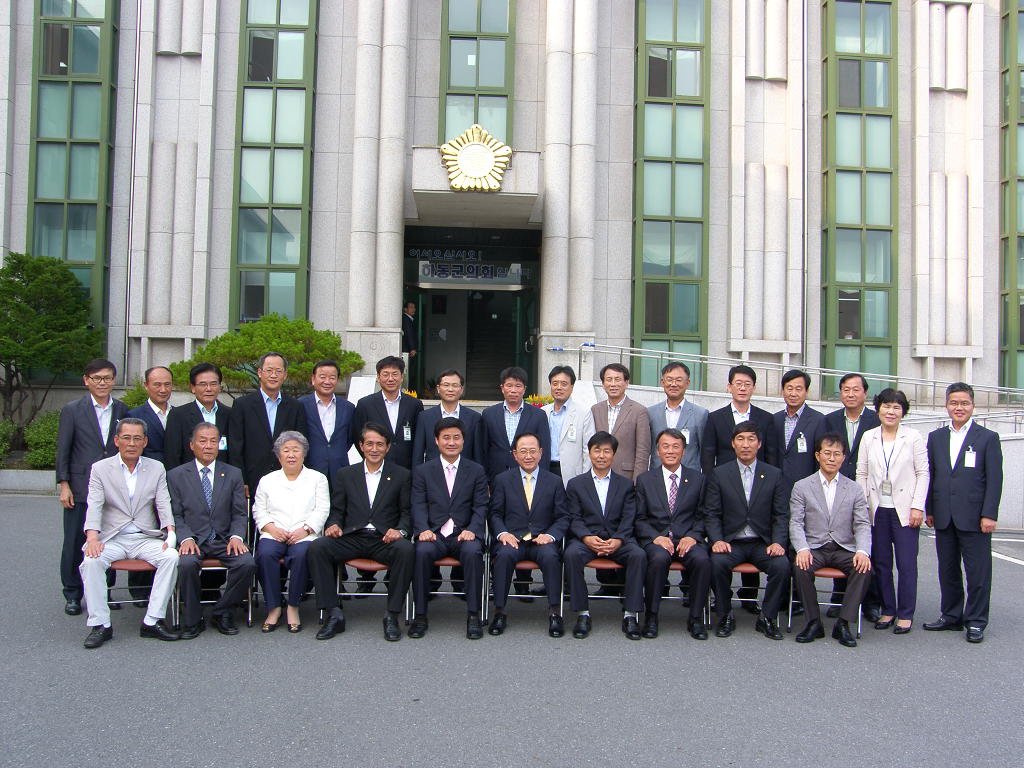 제6대 하동군의회 폐원식('14. 6.26) 의회청사 앞 실과장과 단체사진 1