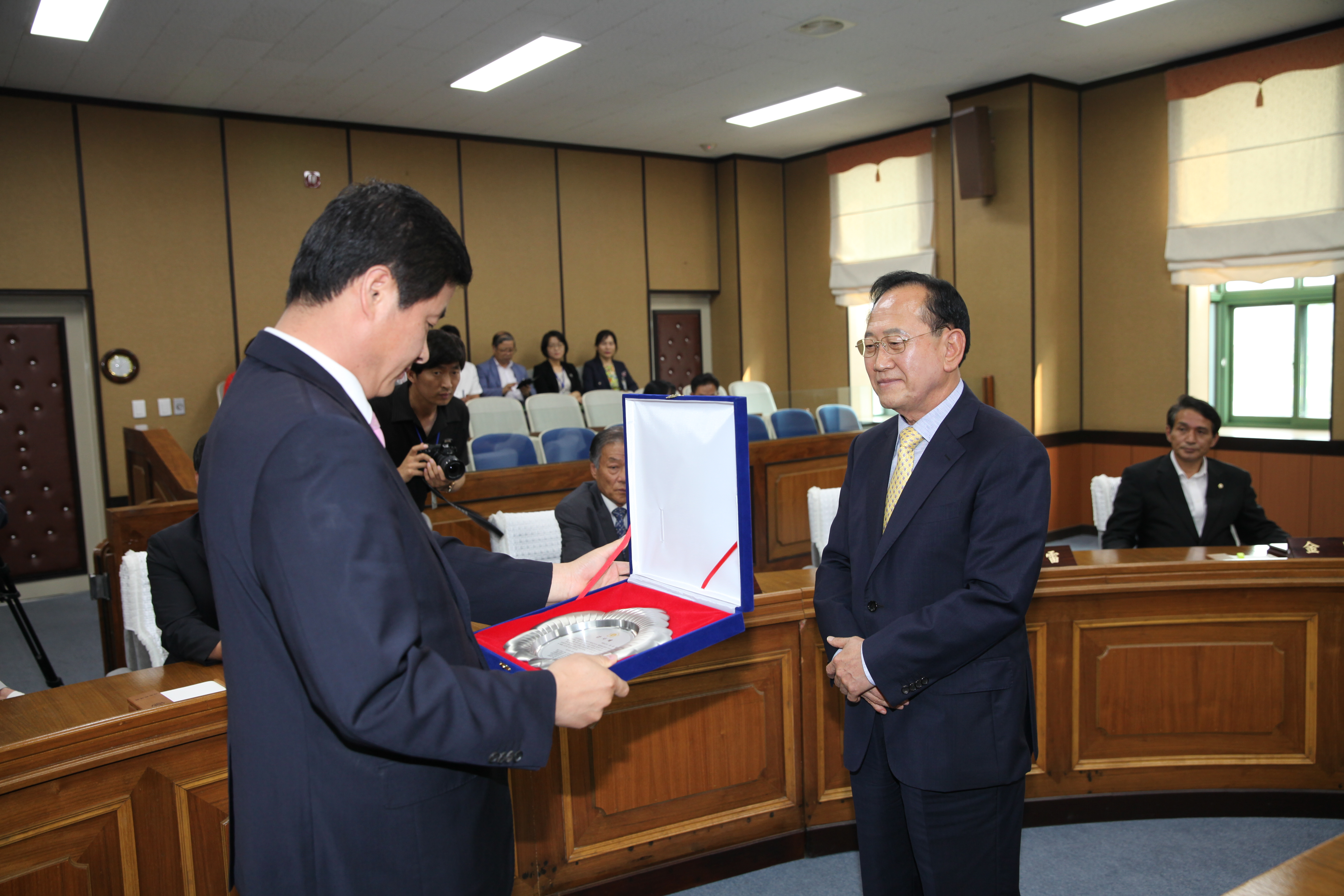 제6대 하동군의회 폐원식('14. 6.26)조유행군수님 감사패 수여 1