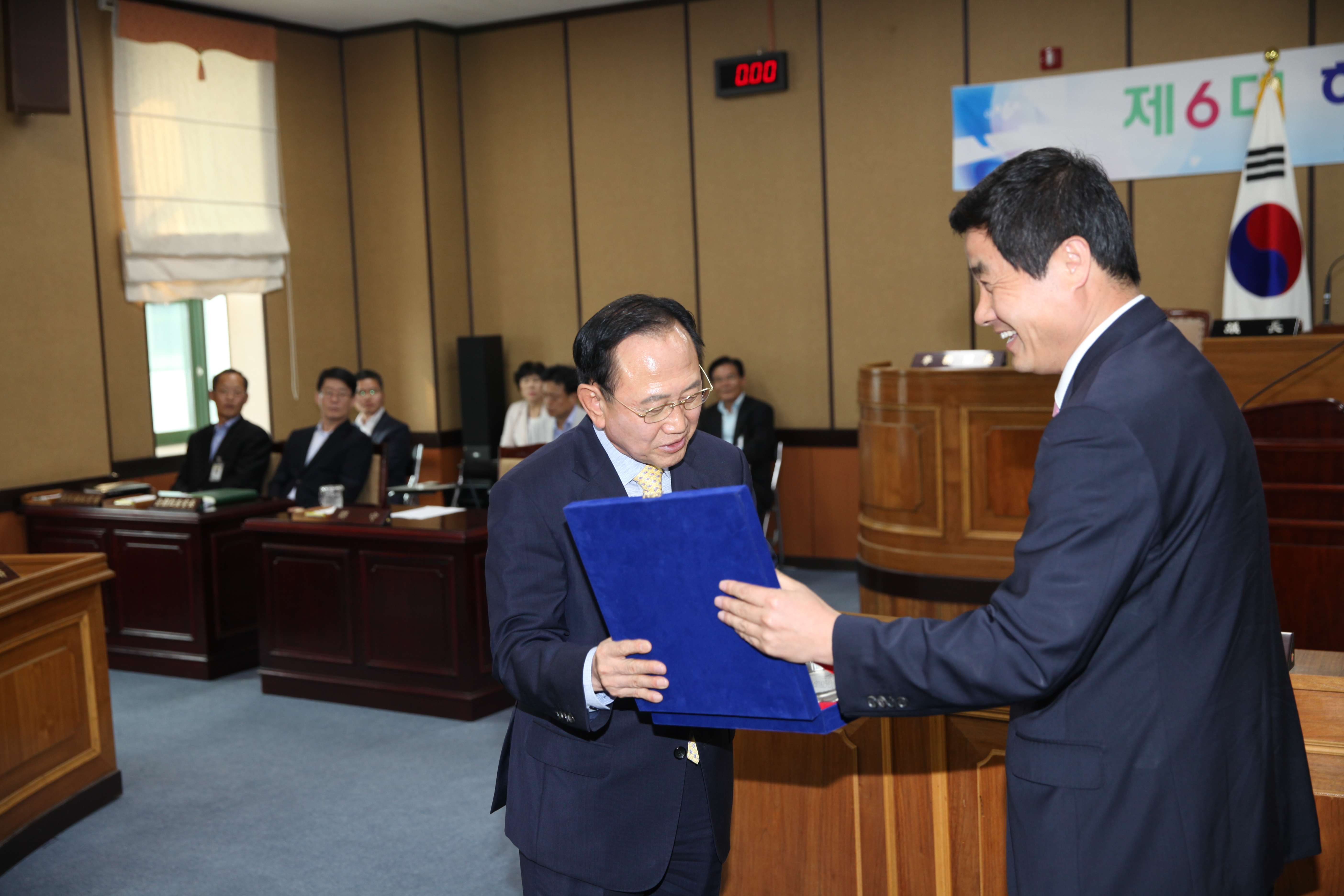제6대 하동군의회 폐원식('14. 6.26)조유행군수님 감사패 수여 1