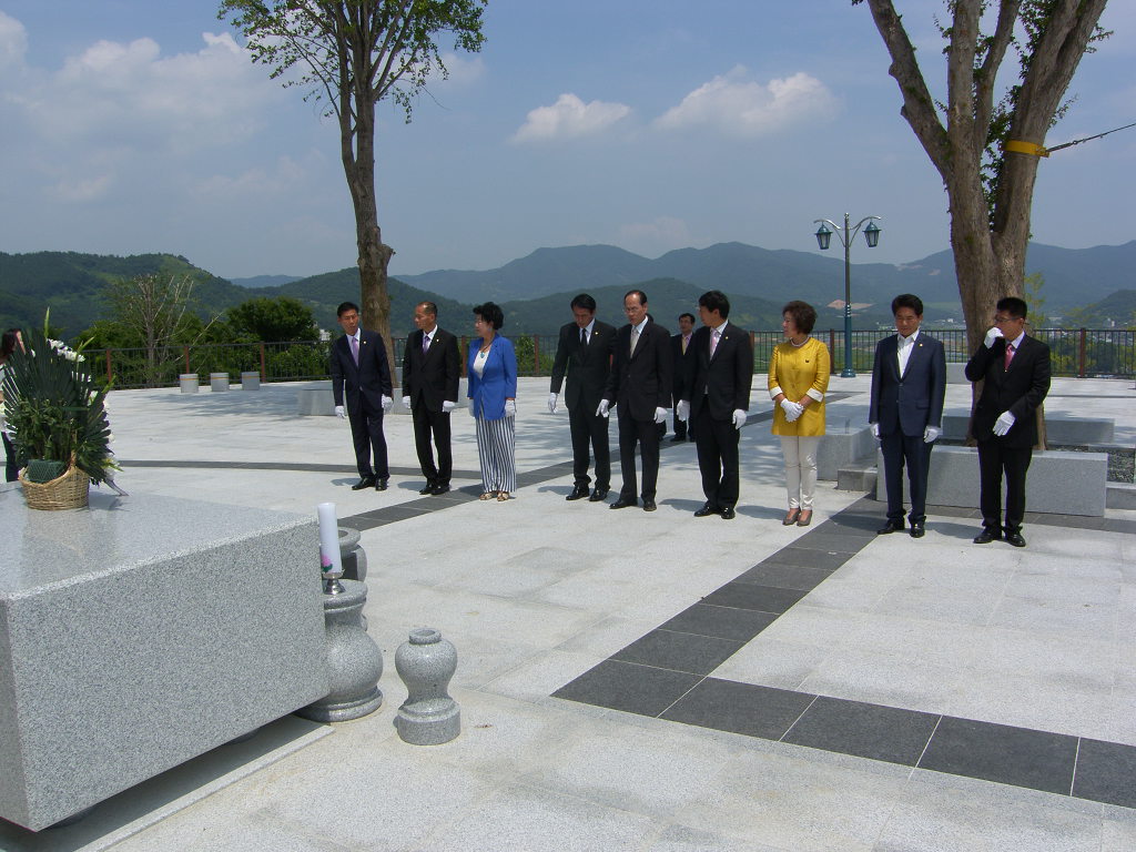 제7대 하동군의회 의원 충혼탑 참배('14. 7.1.14:00) 1