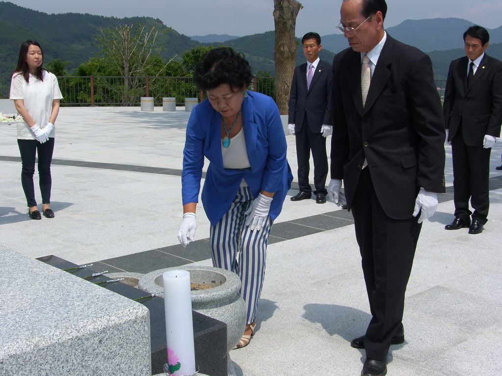 제7대 하동군의회 의원 충혼탑 참배('14. 7.1.14:00) 강상례의원&성석경부의장 1