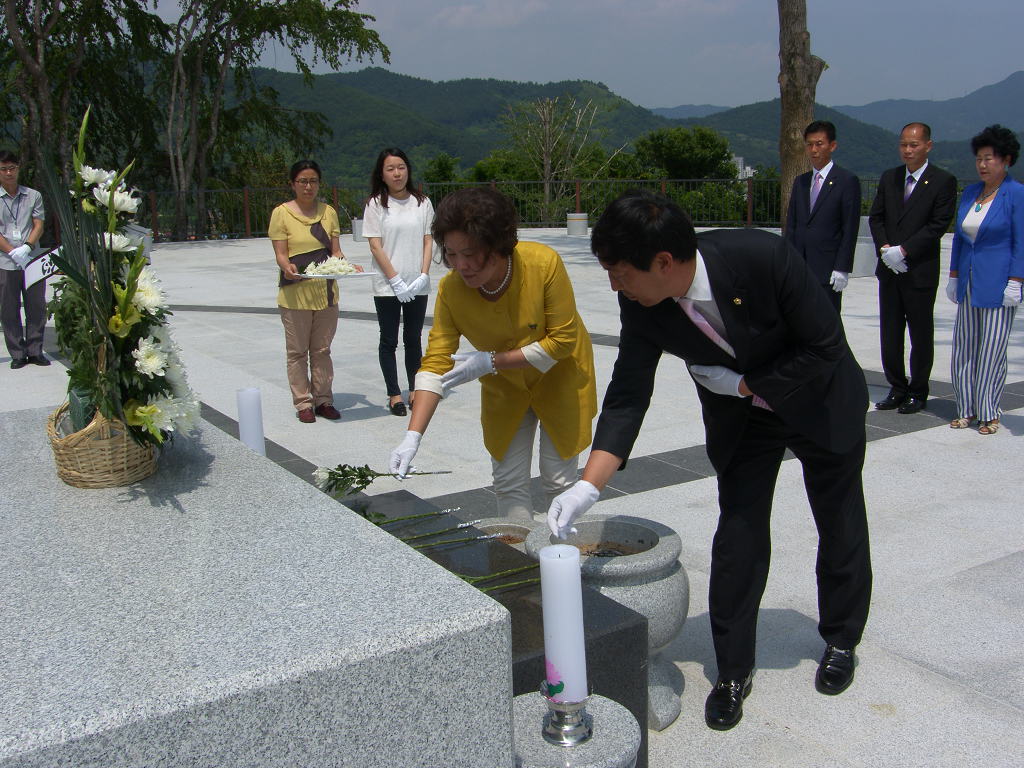 제7대 하동군의회 의원 충혼탑 참배('14. 7.1.14:00) 강희순&손영길의원 1