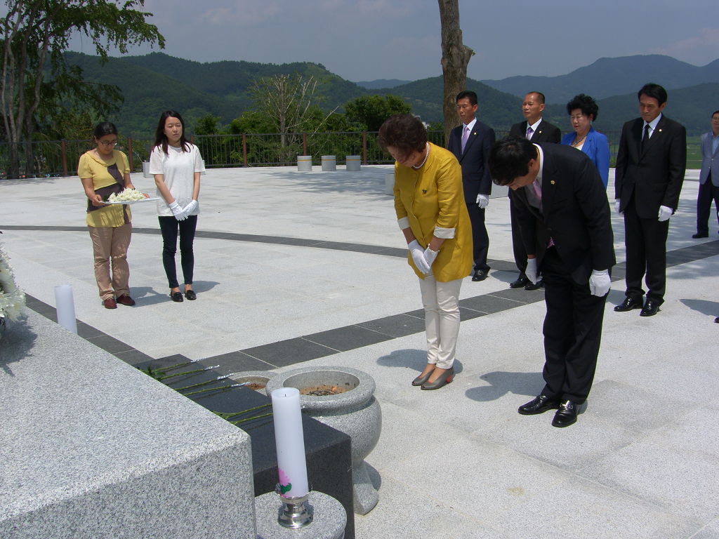 제7대 하동군의회 의원 충혼탑 참배('14. 7.1.14:00) 강희순&손영길의원 1
