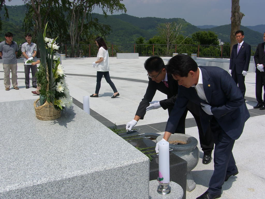 제7대 하동군의회 의원 충혼탑 참배('14. 7.1.14:00) 강종환&김진태의원 1