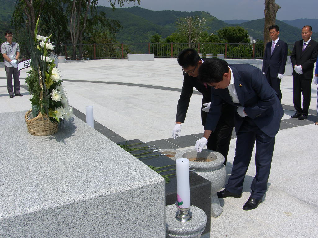 제7대 하동군의회 의원 충혼탑 참배('14. 7.1.14:00) 강종환&김진태의원 1