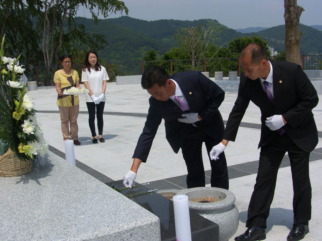 제7대 하동군의회 의원 충혼탑 참배('14. 7.1.14:00) 하인호&김선규의원 1