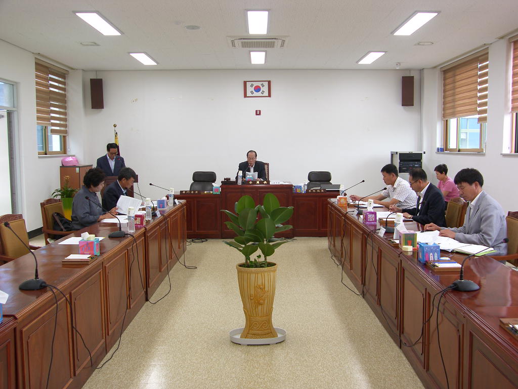 '14년 하동군의회 의원 공무국외여행 심사장면 1