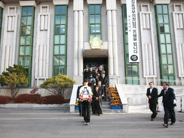 故 김효규부의장님 삼가 명복을 빕니다.