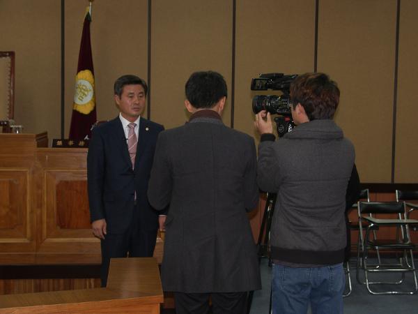 제218회(2차정례회) 1차본회의 후 인텨뷰 장면(이정훈의장)