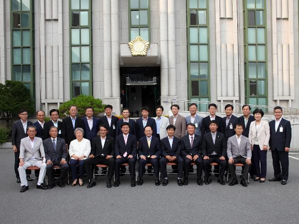 제6대 하동군의회 폐원식('14. 6.26) 의회청사 앞 실과장과 단체사진