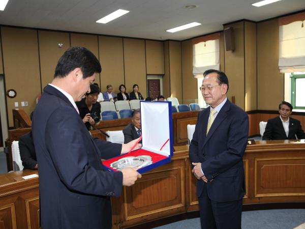 제6대 하동군의회 폐원식('14. 6.26)조유행군수님 감사패 수여