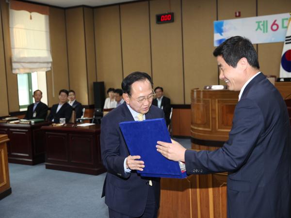 제6대 하동군의회 폐원식('14. 6.26)조유행군수님 감사패 수여