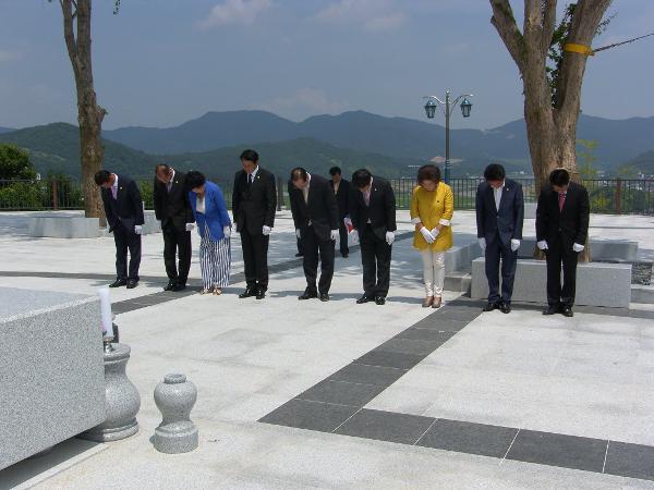 제7대 하동군의회 의원 충혼탑 참배('14. 7.1.14:00)
