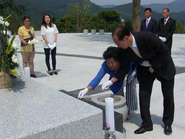 제7대 하동군의회 의원 충혼탑 참배('14. 7.1.14:00) 강상례의원&성석경부의장