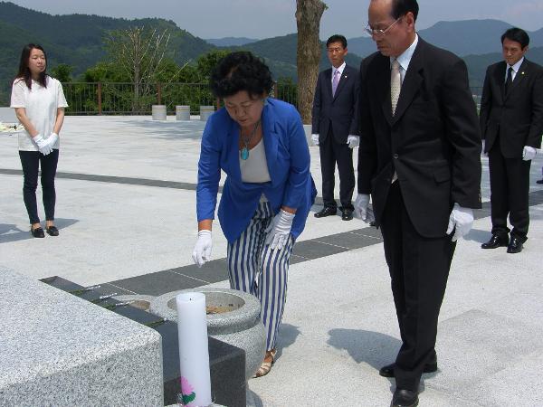 제7대 하동군의회 의원 충혼탑 참배('14. 7.1.14:00) 강상례의원&성석경부의장