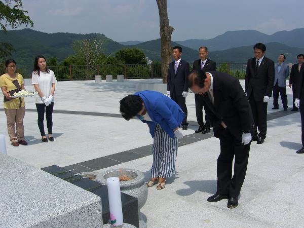 제7대 하동군의회 의원 충혼탑 참배('14. 7.1.14:00) 강상례의원&성석경부의장
