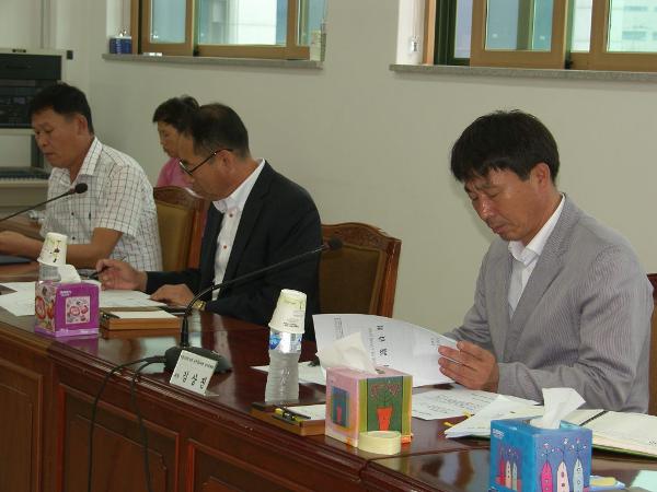 '14년 하동군의회 의원 공무국외여행 심사장면(김상 의회사무과장)